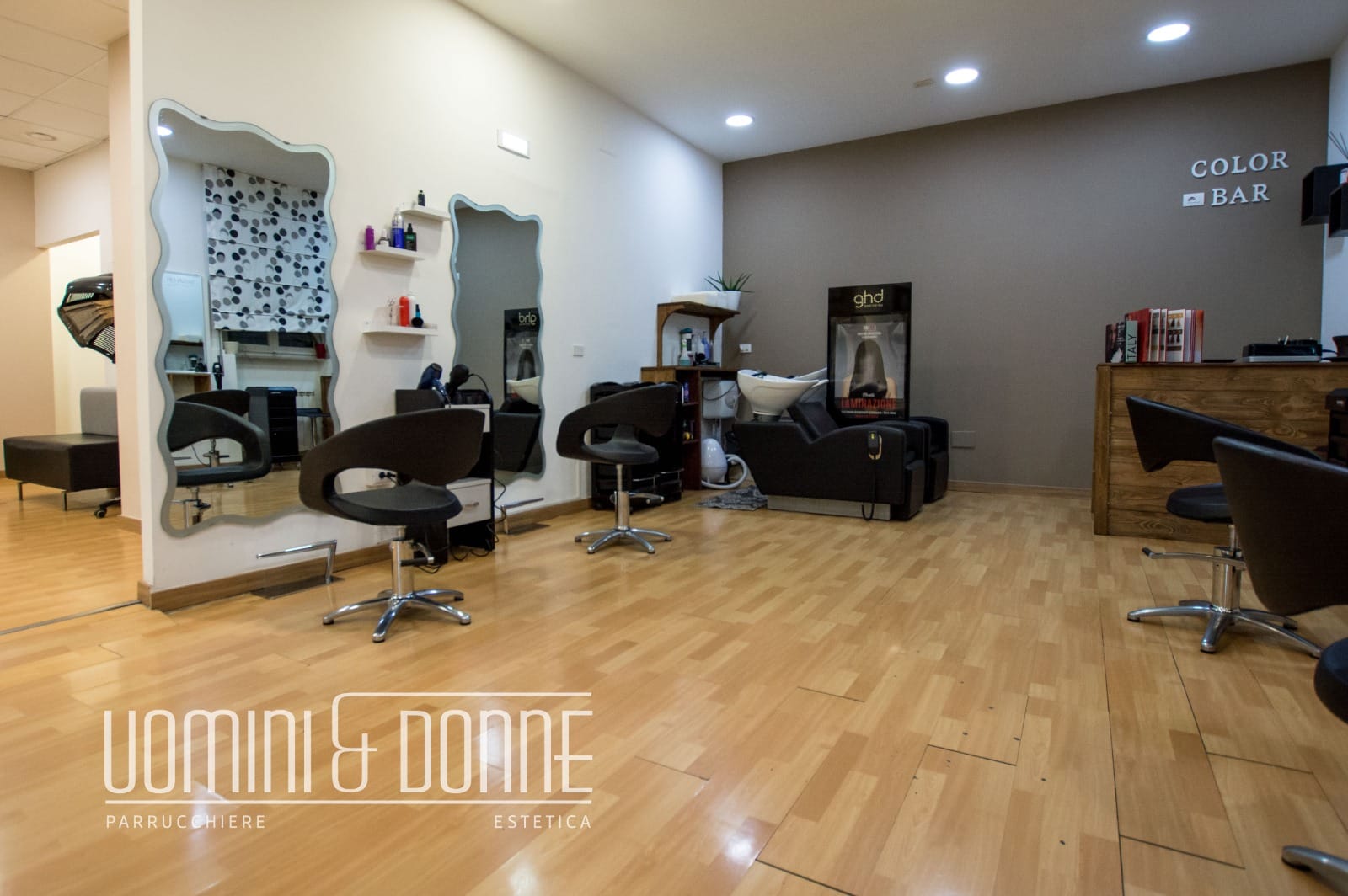Color Bar e postazioni lavaggio del salone - Uomini e Donne Parrucchieri Potenza